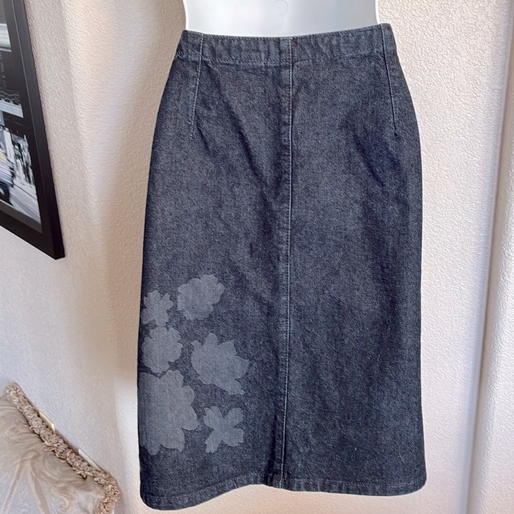 Liz Claoborne denim skirt Woman's, 8, Dark grey, light grey stencil flowers. EUC - Picture 6 of 17